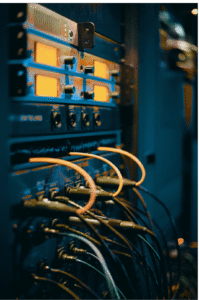 Serveur avec câbles réseau connectés