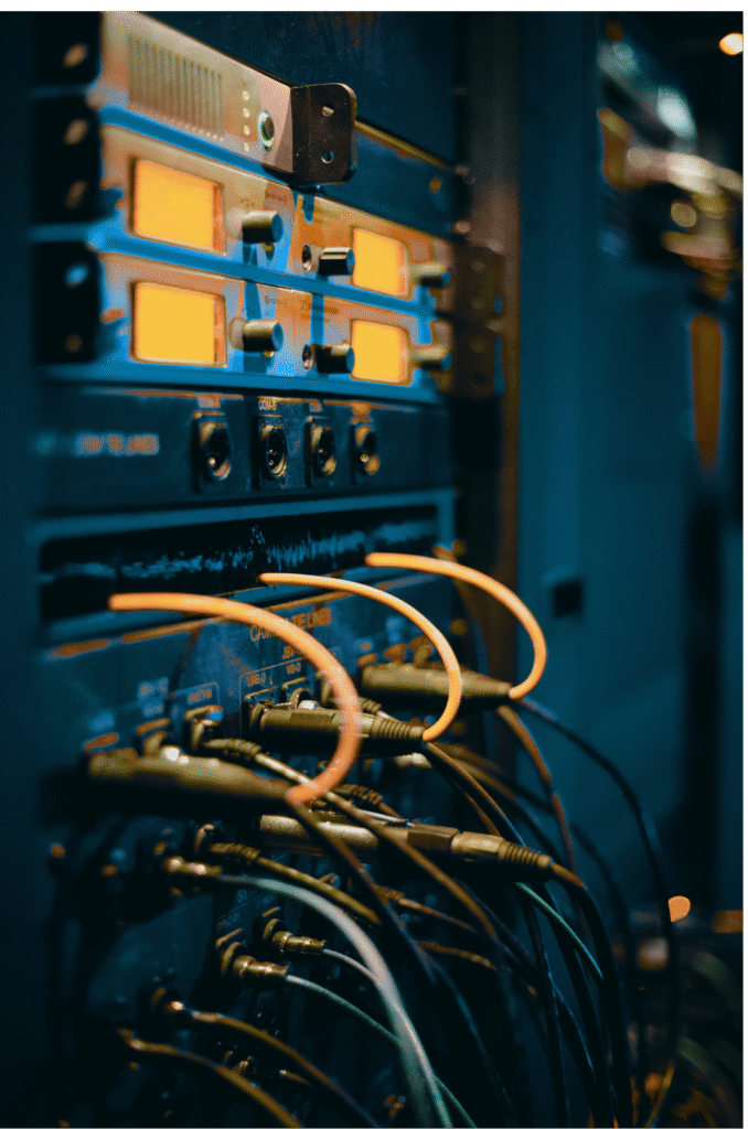 Serveur avec câbles réseau connectés