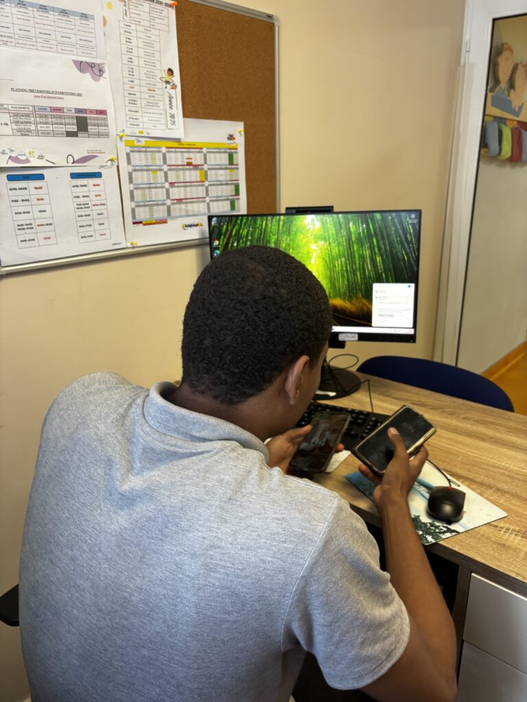 Homme utilisant ordinateur et t&eacute;l&eacute;phones.