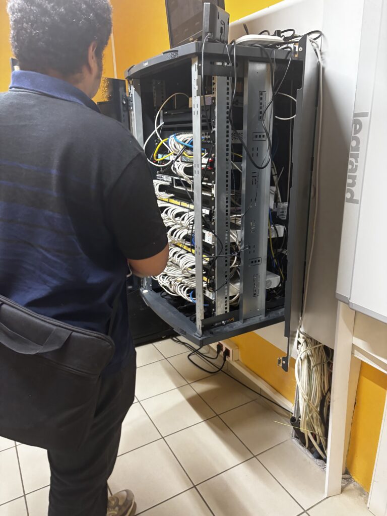 Homme configurant un serveur dans une salle informatique.